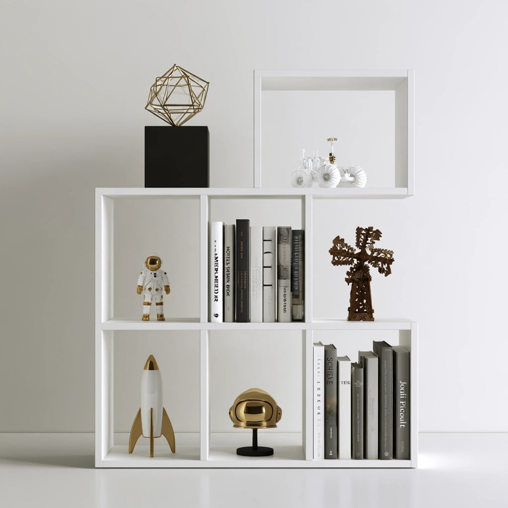 Libreria a più ripiani dalle linee essenziali a tre livelli, colore bianco