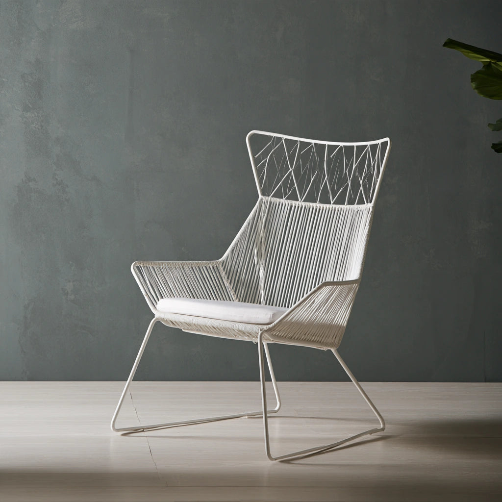 Sedia moderna dalle linee essenziali, colore bianco