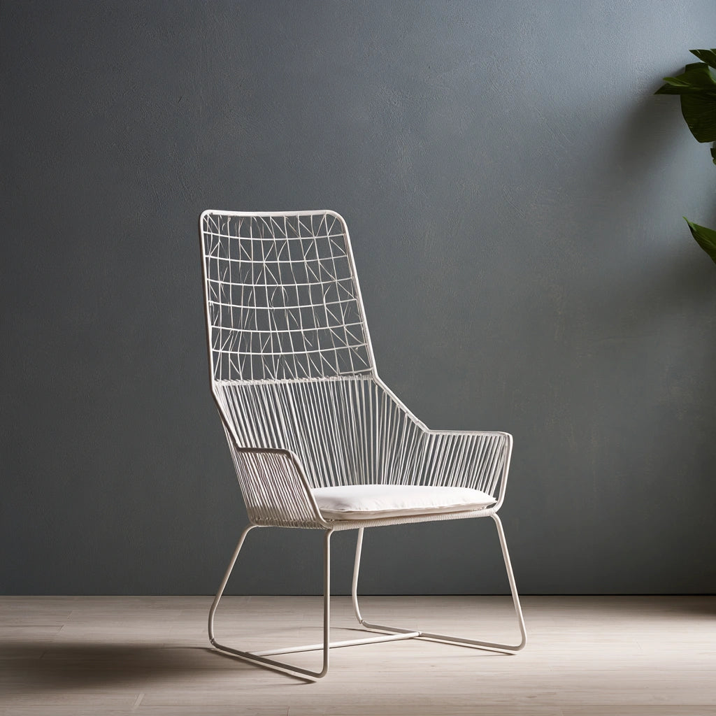 Sedia moderna dalle linee essenziali, colore bianco